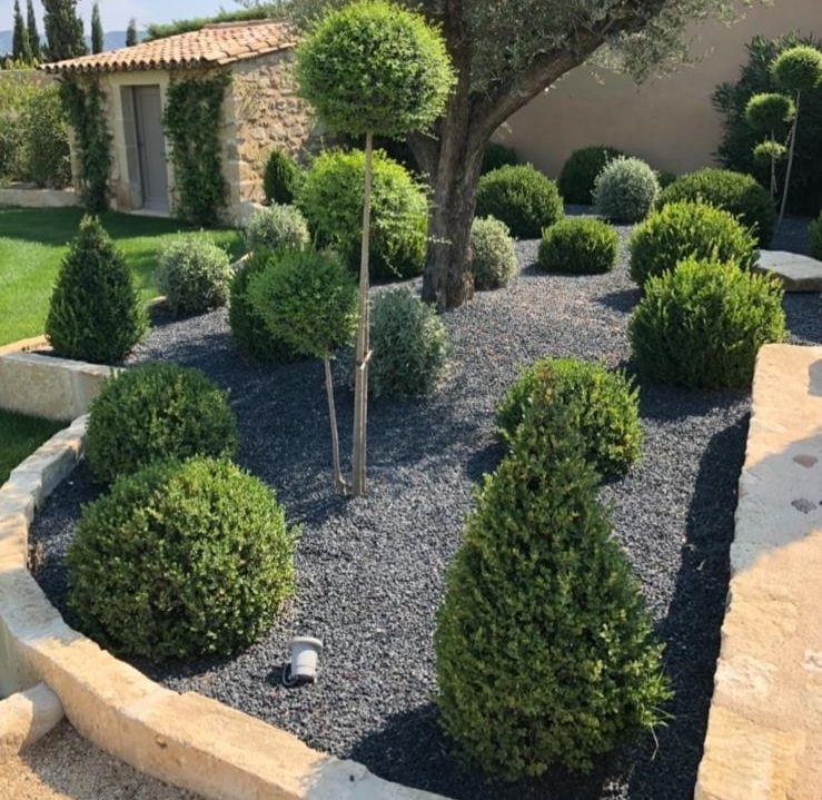 Massif de fleurs sur paillis ardoise et graviers blancs